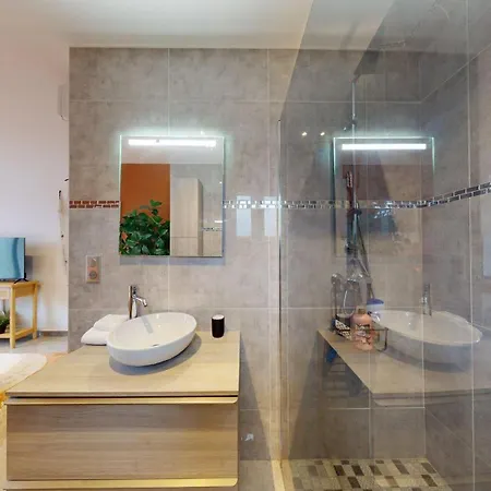 Climatisee Avec Piscine Privee Et 3 Parentales A 10 Min A Pied Vila *